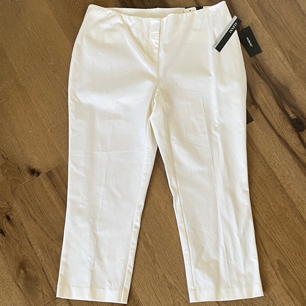 Alfani Comfort Waist White Capri Pants - Size 10 - NWT